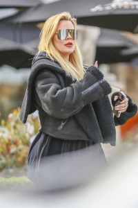 Khloe Kardashian Steps Out After Confirming Pregnancy News: Photos