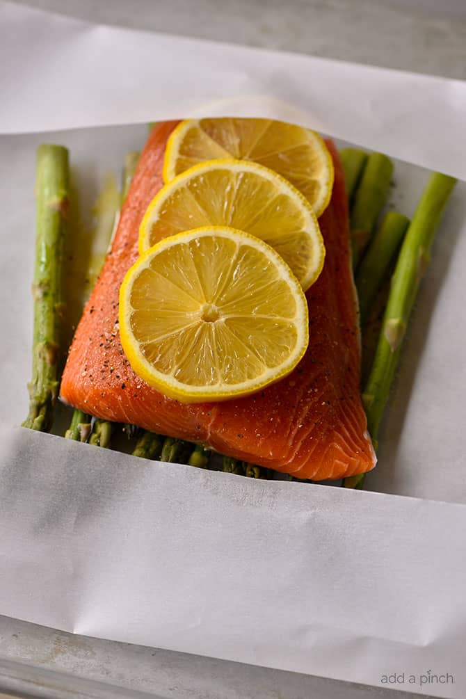 Lemon Garlic Salmon and Asparagus Parchment Packet Recipe