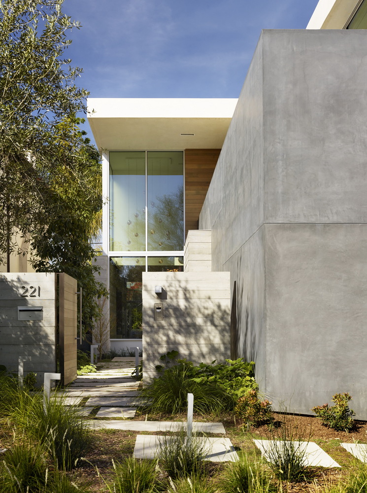 Modest and Bright House in the Center of the Famous City of Beverly Hills