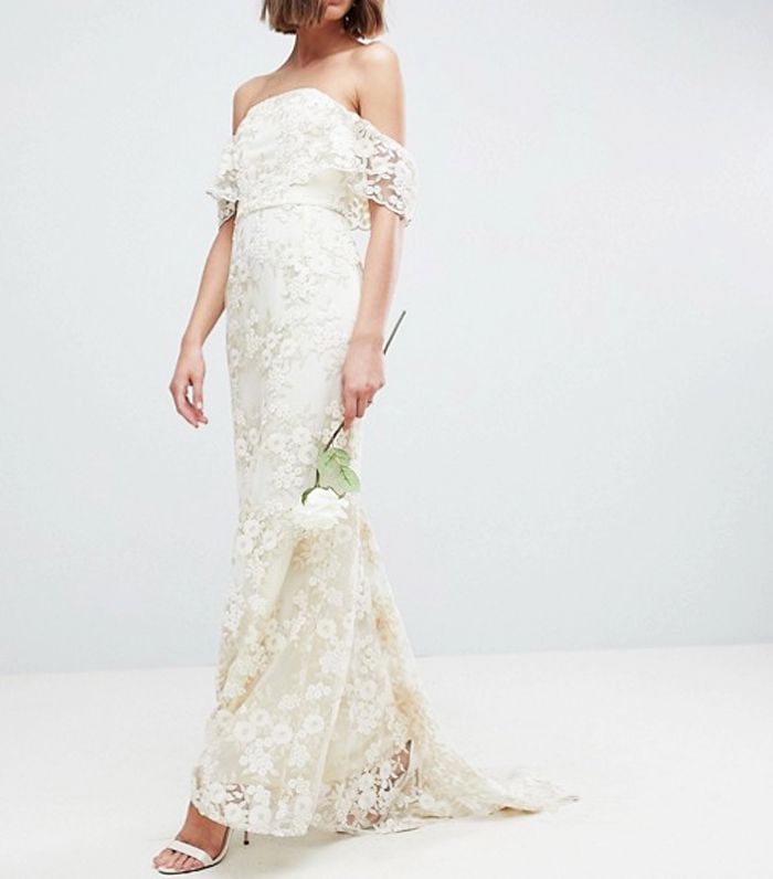 30% of Brides Are Requesting This Revealing Wedding Dress Trend