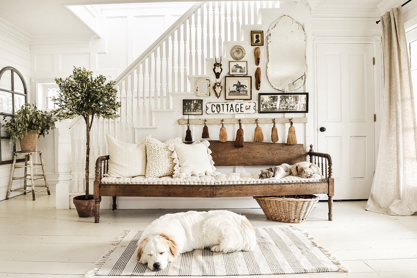 Inspiring Farmhouse Entryway Bench…