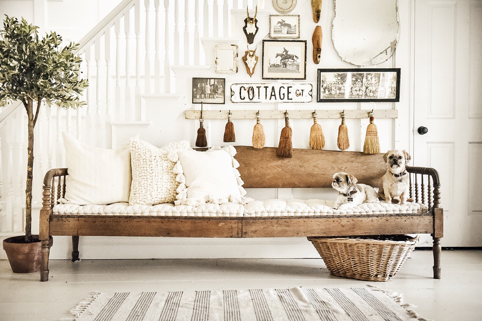 Inspiring Farmhouse Entryway Bench…