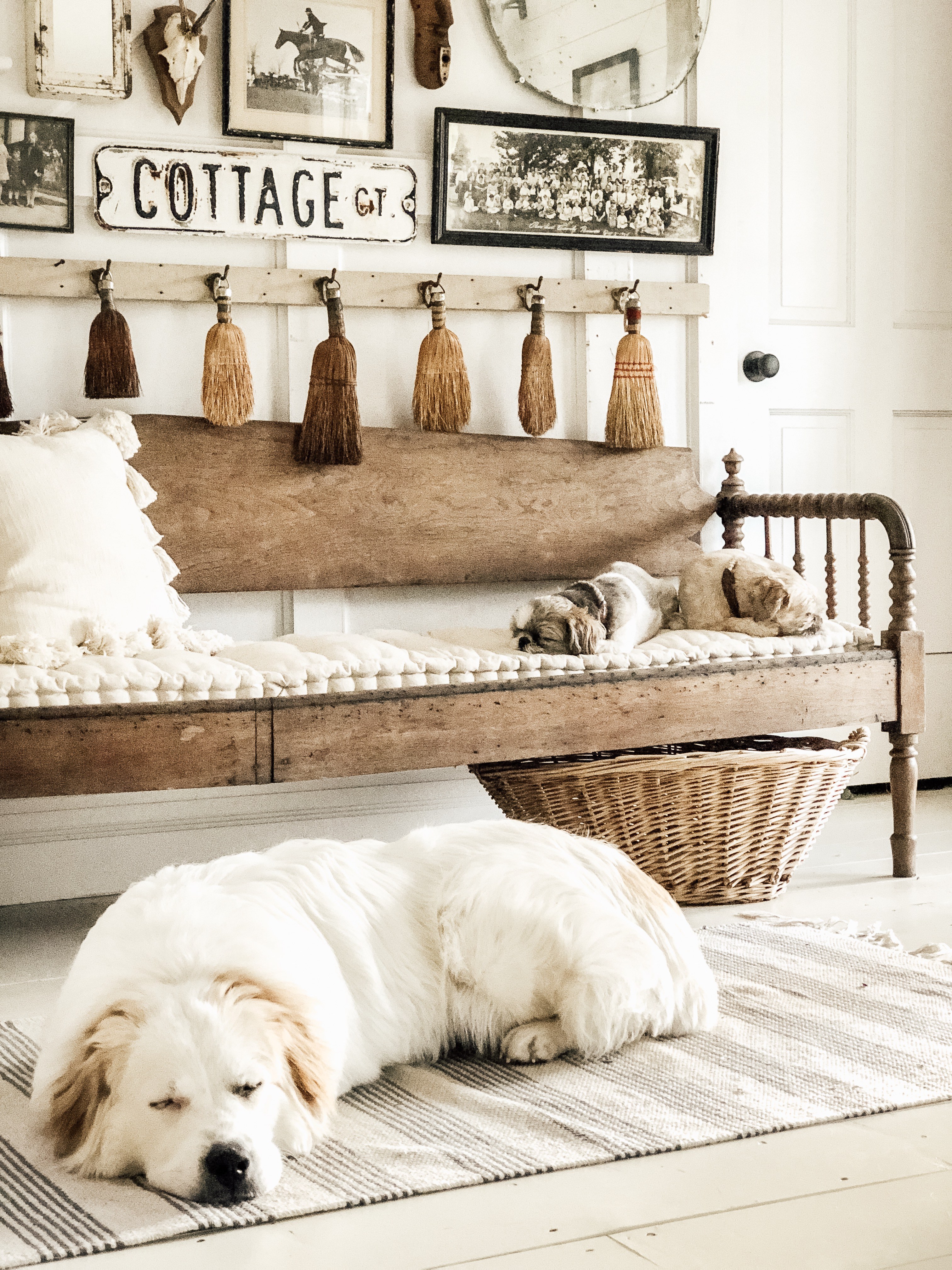 Inspiring Farmhouse Entryway Bench…