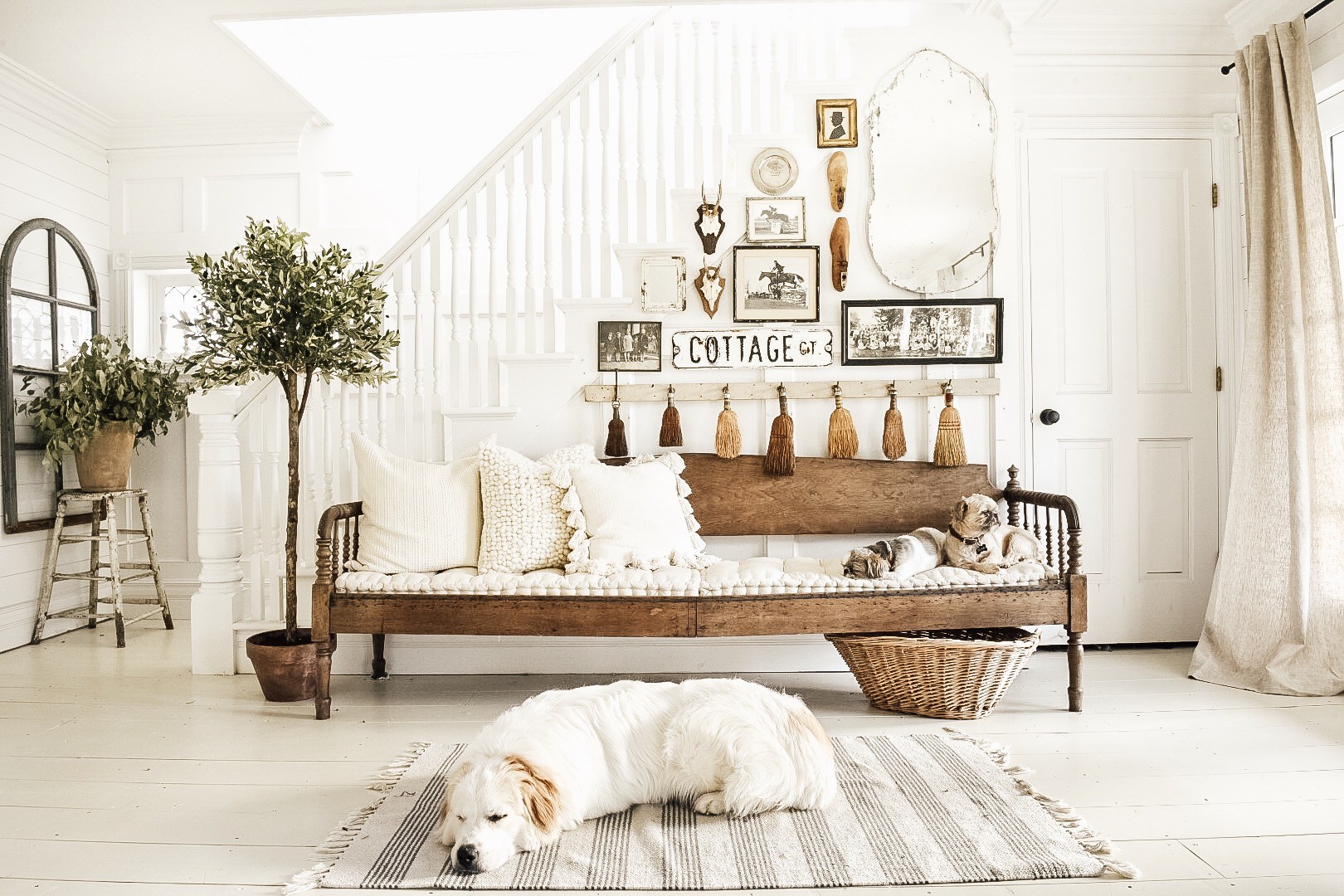 Inspiring Farmhouse Entryway Bench…