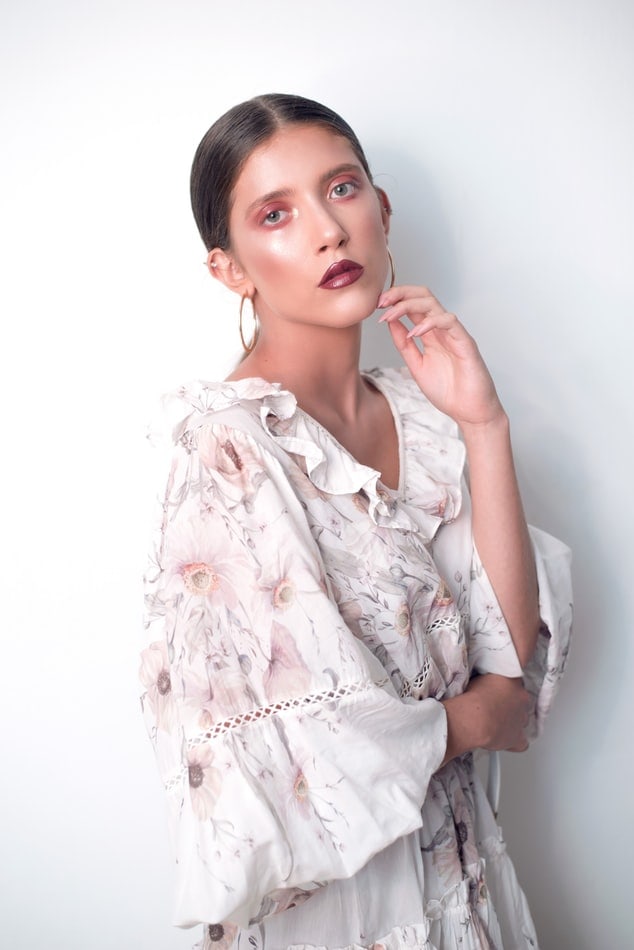 How to visually lengthen your neck. Sensual Neckline