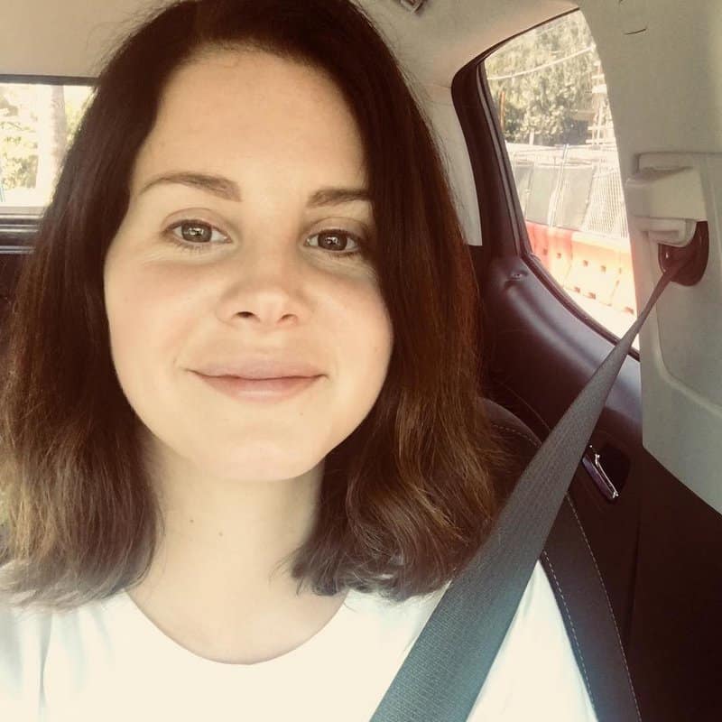 Top 10 Gorgeous Celebrities Selfie Without Makeup