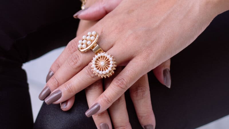 Bold Choice: trendy jewelry that emphasizes individuality