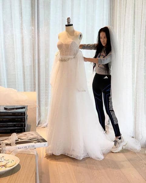 “Looks at 17!” Photo of 70-year-old Vera Wong in a crop top and mini shorts blew up the Net