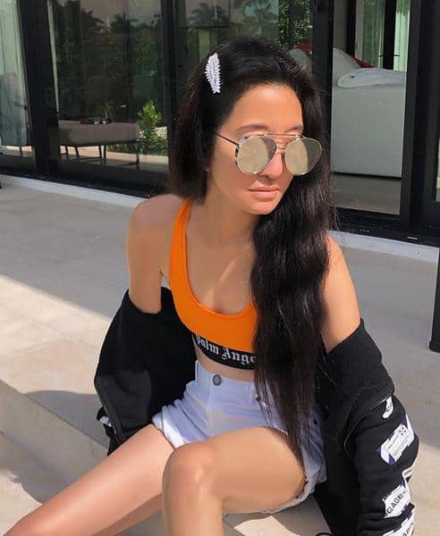 “Looks at 17!” Photo of 70-year-old Vera Wong in a crop top and mini shorts blew up the Net