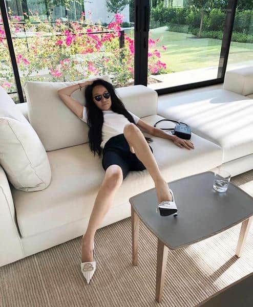 “Looks at 17!” Photo of 70-year-old Vera Wong in a crop top and mini shorts blew up the Net
